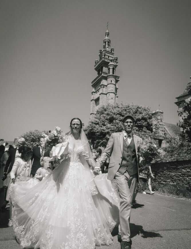 photo de couple en bord de mer en Bretagne lors d’un mariage