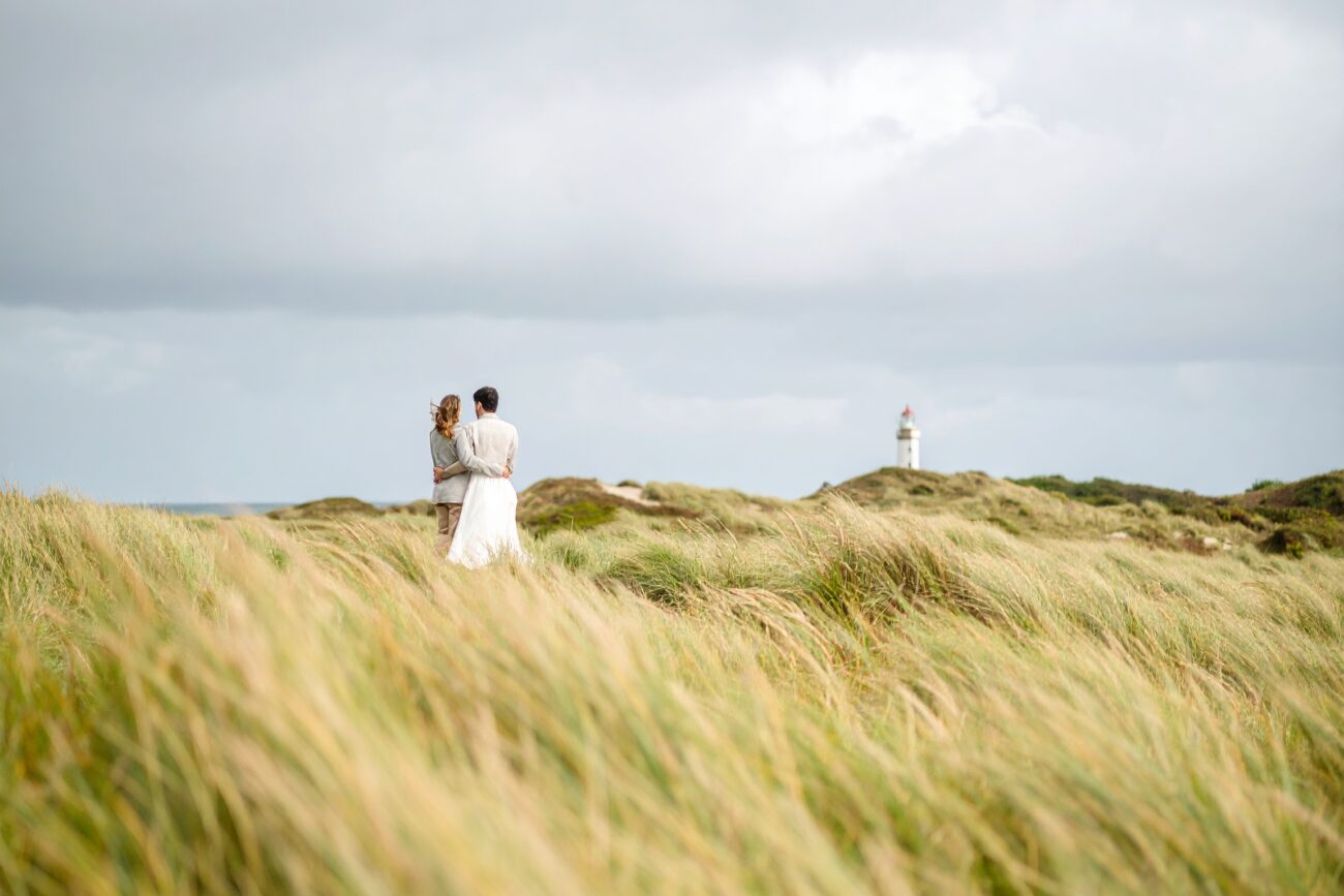 photo de couple en bord de mer en Bretagne lors d’un mariage